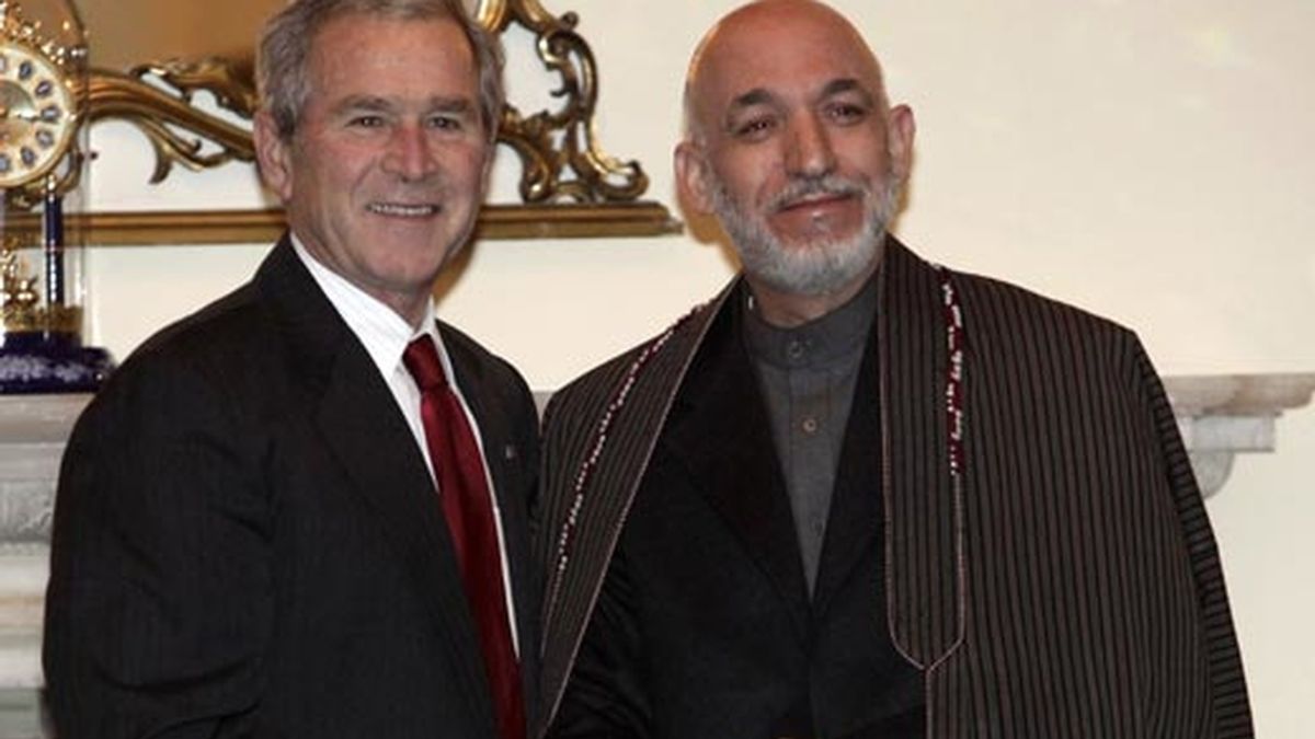 El presidente saliente de EEUU, George Bush, saluda a su homólogo afgano Hamiz Karzai. Foto: AP