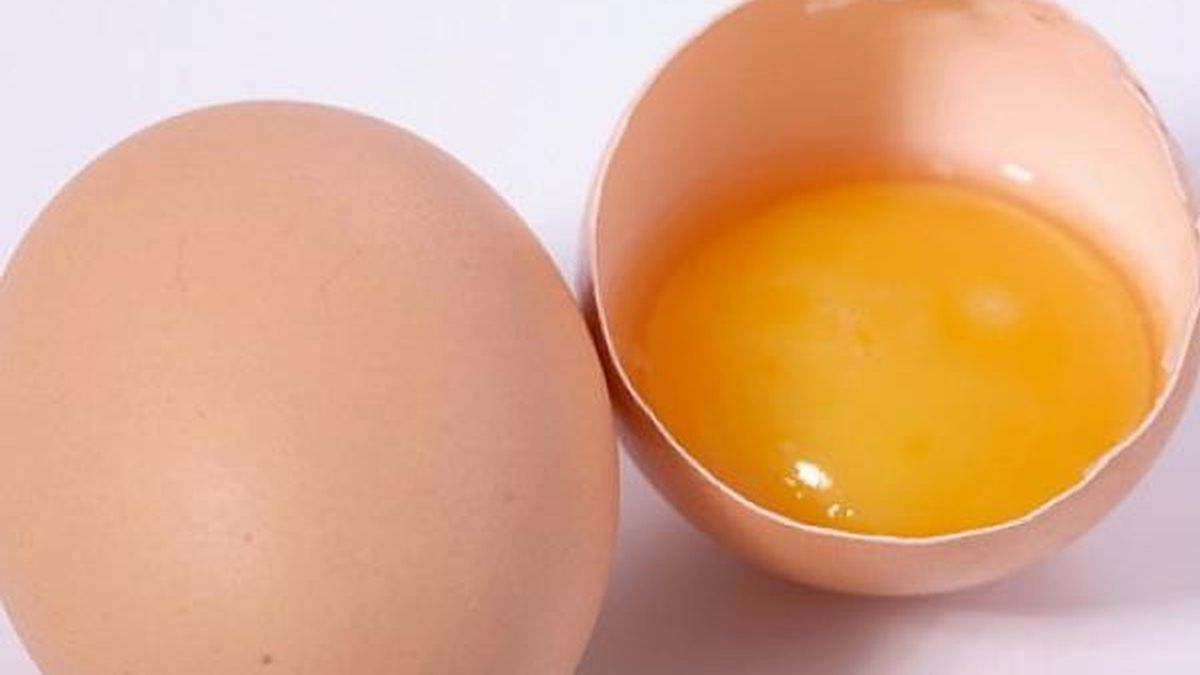 Un joven muere por comer huevos crudos