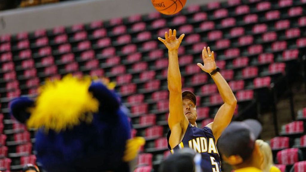 Las estrellas de MotoGP™ se citan con los Indiana Pacers