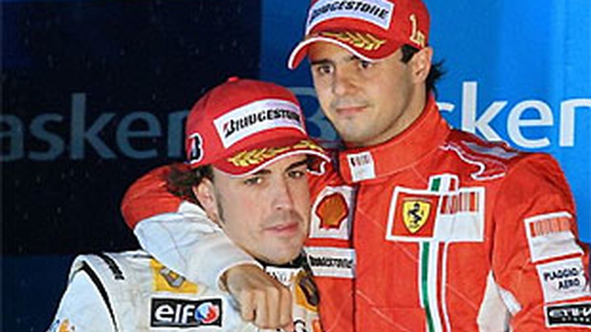 Alonso y Massa, en el podio de Interlagos. Serían pareja deportiva en 2011 de confirmarse la noticia de 'La Gazzetta'. FOTO: Archivo.