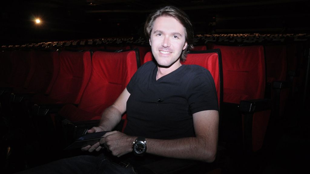 El director Manuel Velasco, dispuesto a disfrutar de este thriller playero