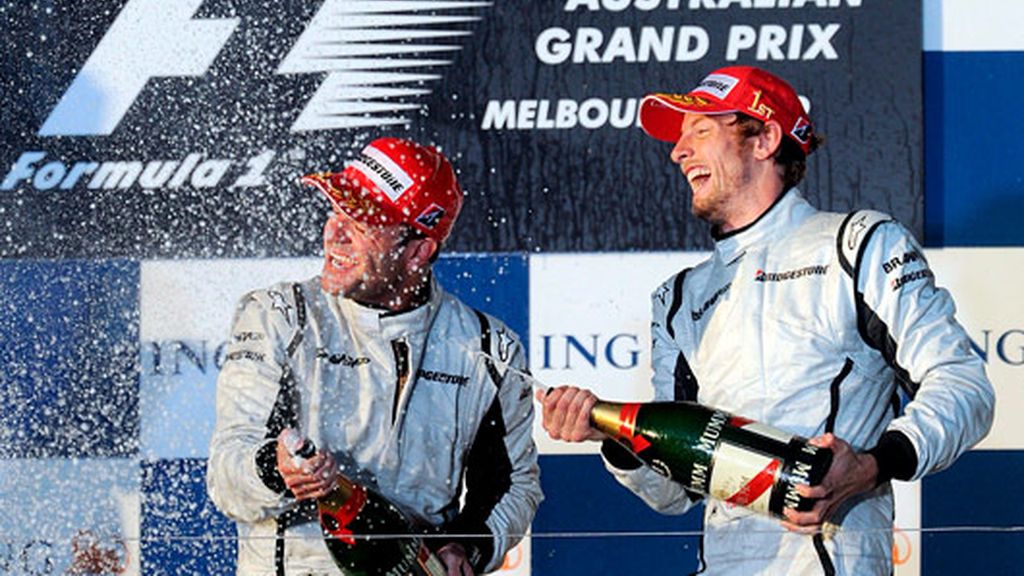 Button celebra la victoria junto con Barrichello