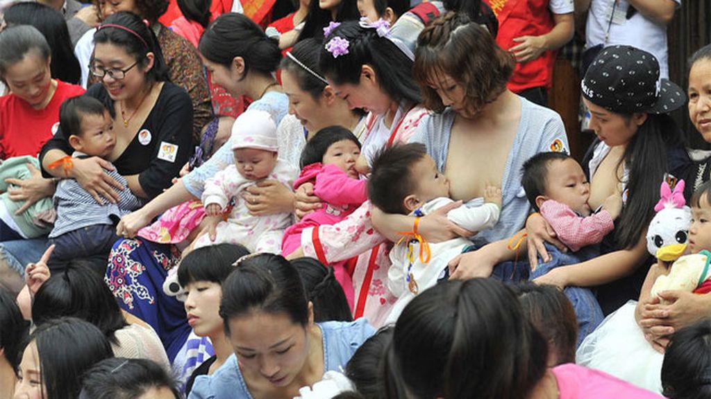 Miles de madres exigen una habitación, que no sea en los baños