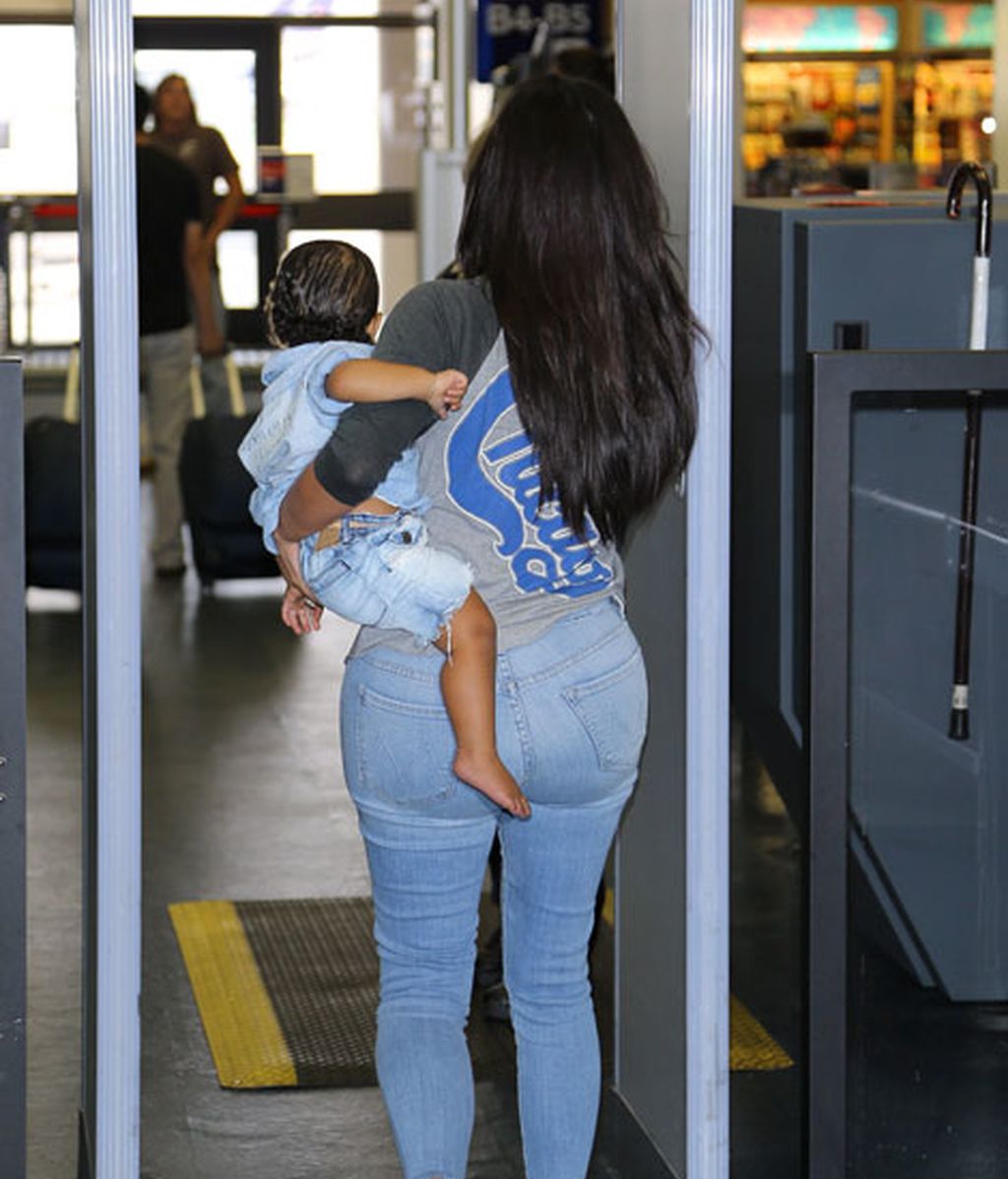 Kim Kardashian presume de hija, North West, en el aeropuerto