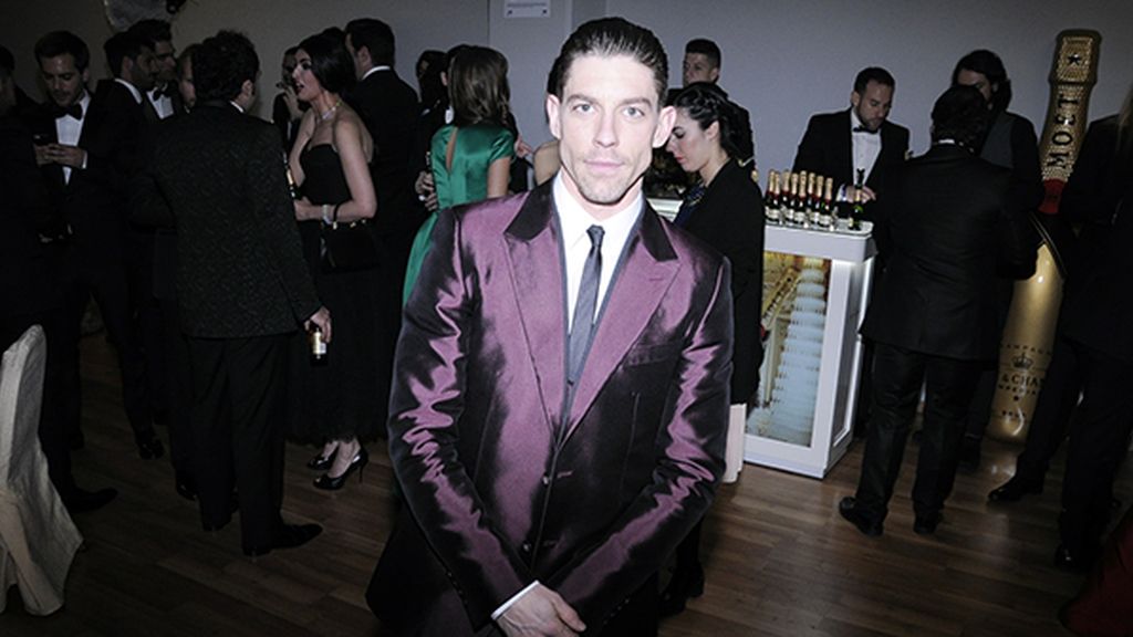 Adrián Lastra apareció así de elegante con este esmoquin de Dolce & Gabbana