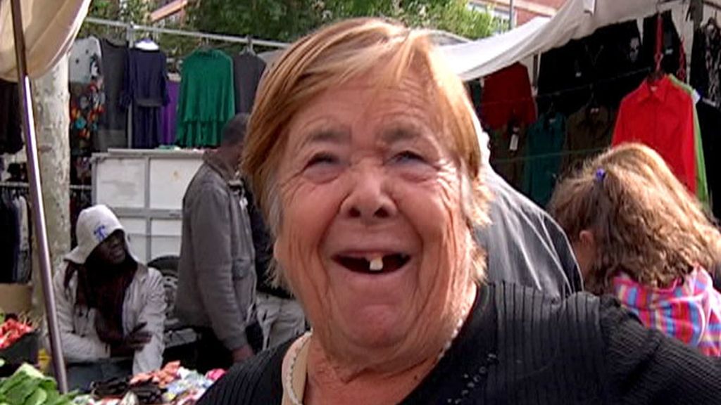 Una vecina de la barriada en el rastro