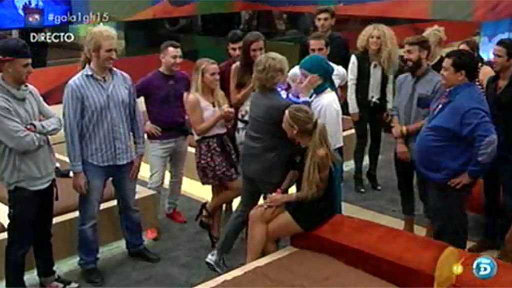 Mercedes entra acompañada de la gallina Falacia