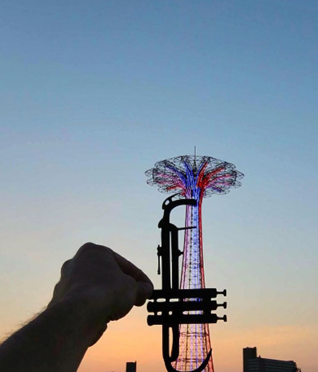 La conocida como "La Torre Eiffel de Brooklyn" convertida en una trompeta