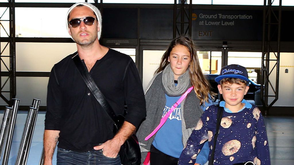 Jude Law regresa de unas fantásticas vacaciones en Hawai con sus hijos Iris y Rudy