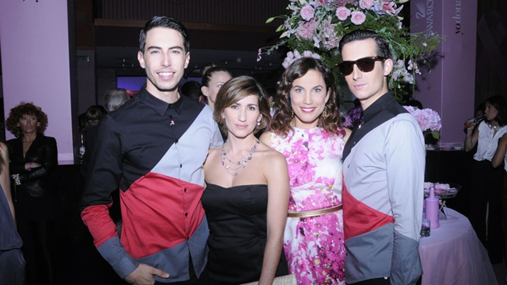 Junto a Alejandra Martos y Toni Acosta vestidos con camisas de Modas Cabezón