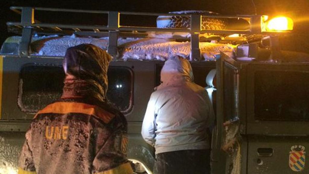 La UME rescata a centenares de personas en la A-67