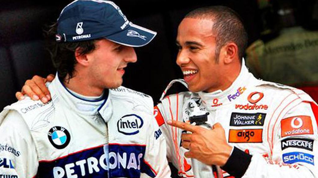 Lewis Hamilton (dcha), conversa con el polaco de BMW Sauber Robert Kubica