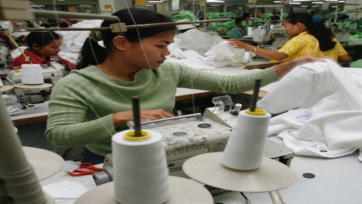 Trabajadora estadounidense en una fábrica de telas