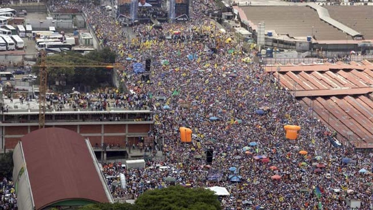 Miles de personas se concentran en Caracas para respaldar a Capriles