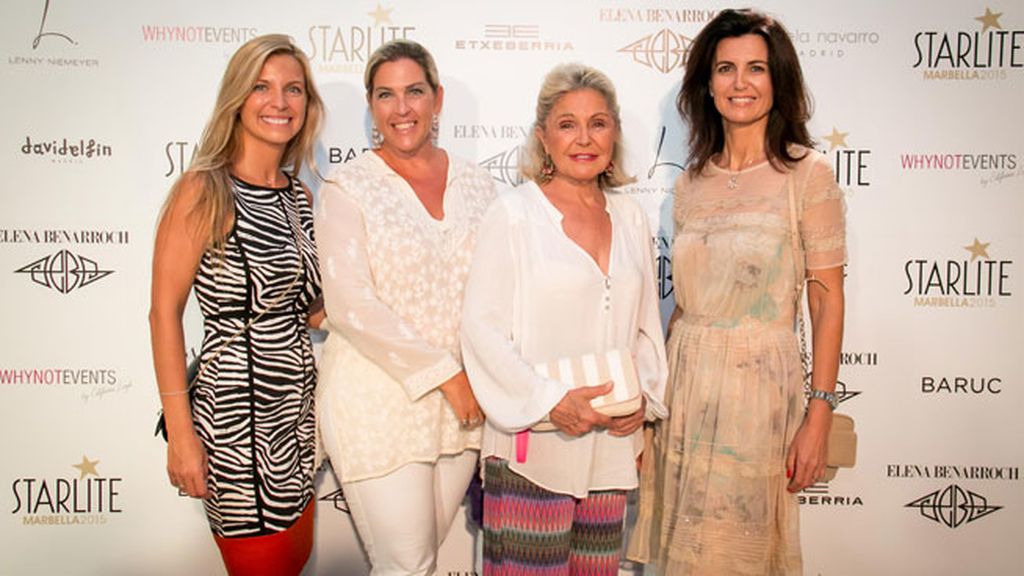 Beatrice de Orleans posó con camisa blanca y pantalón étnico
