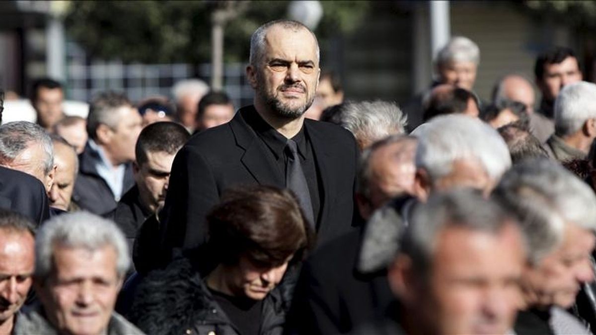 El líder socialista, Edi Rama (c), atiende al funeral de Faik Myrto, de 50 años, celebrado en Fier, Albania, el 23 de enero de 2011. Myrto es una de las tres personas que murieron en Tirana durante las manifestaciones antigubernamentales el pasado 21 de enero. EFE