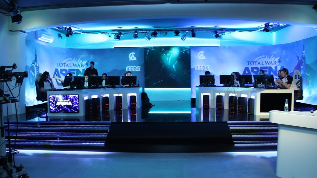 Jugadores y 'youtubers' enseñan el nuevo juego a los aficionados