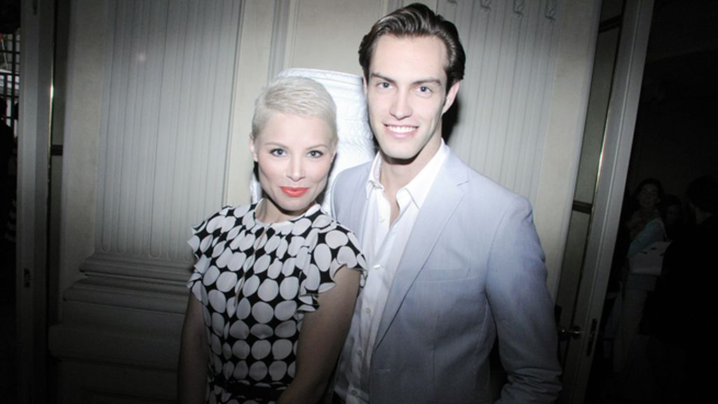 Soraya, con un diseño del sevillano Cañavate, junto a su novio Miguel Herrera