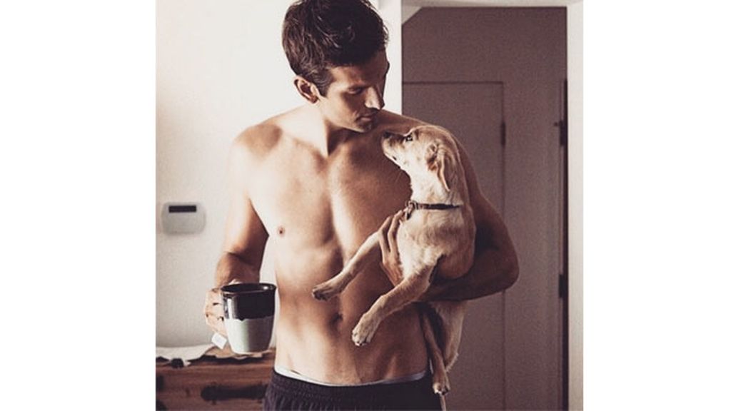 La cuenta @menandcoffee recoge fotos de chicos guapos con cafés