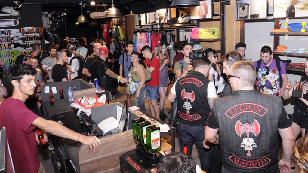 Bimba Bosé logró montar todo un fiestón en pleno de centro de Madrid