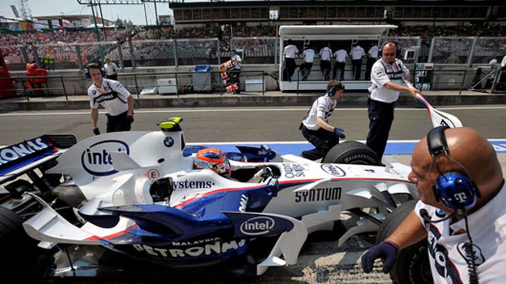 Los mecánicos de BMWSauber a punto