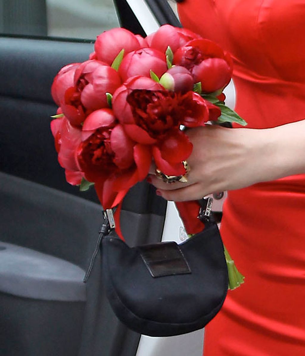 Alaska y Mario Vaquerizo: de rojo y ceñida va la novia