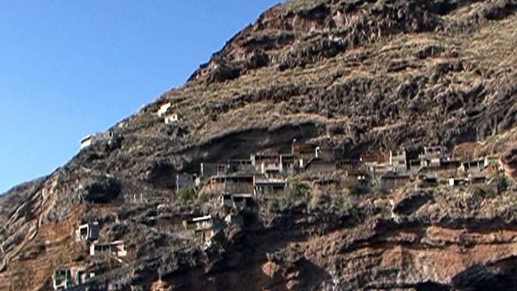 Se pueden ver cuevas en toda la montaña