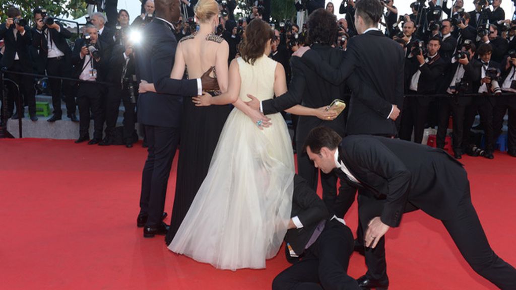 Un periodista ucraniano se mete bajo la falda de America Ferrara en Cannes