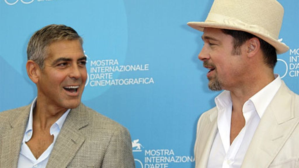 CLOONEY Y PITT, LOS PRIMEROS EN LA ALFOMBRA ROJA