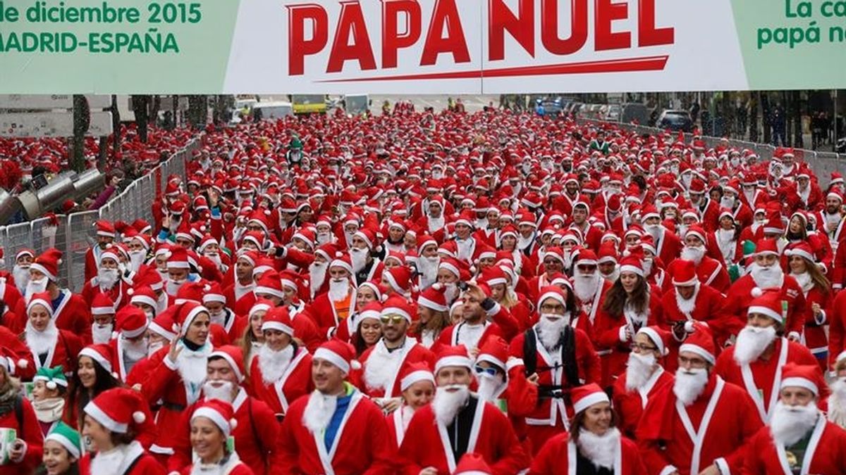 Cerca de 10.000 Papá Noeles llenan las calles de Madrid en la IV Carrera de Papá Noel