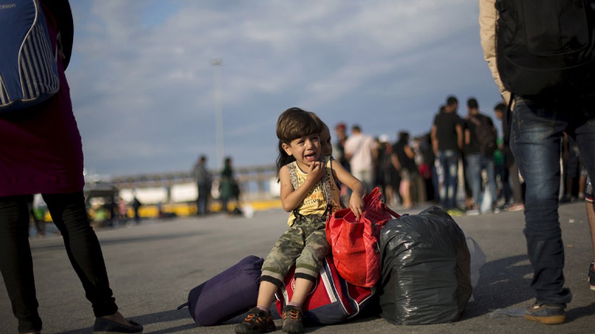 Un niño refugiado sirio llora a su llegada a Grecia