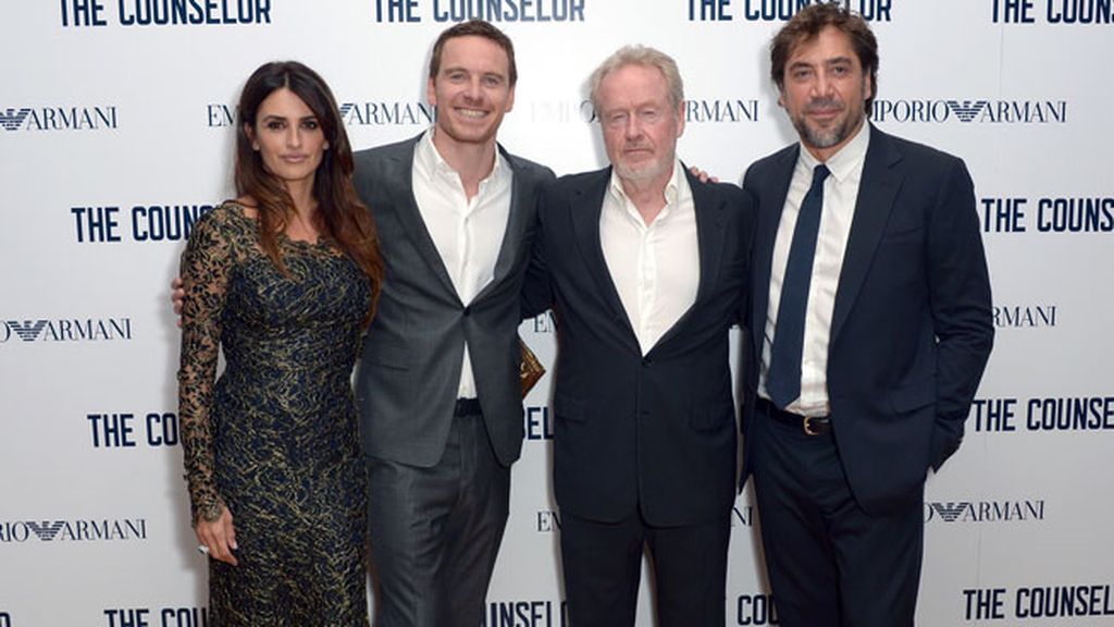 La pareja posó junto al director de la película, Ridley Scott, y junto al actor Michael Fassbender