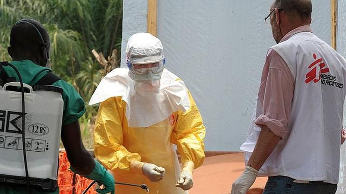 Miembros de Médicos sin Fronteras trabajan luchando contra el ébola