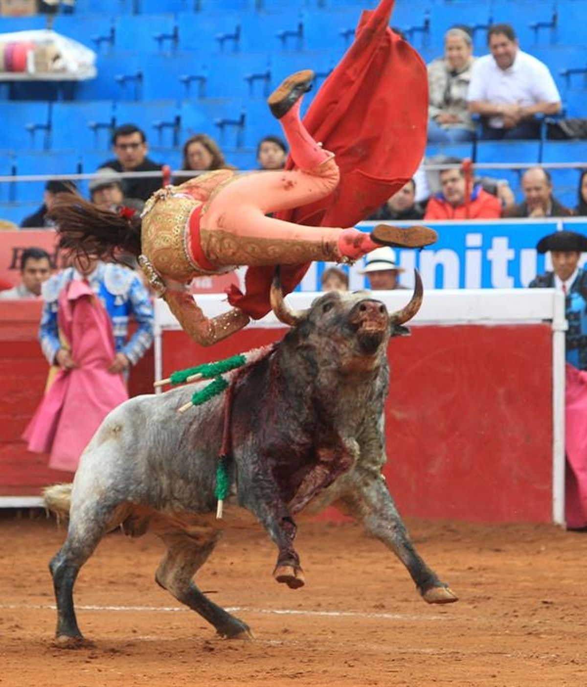Espectacular cornada a torera mexicana
