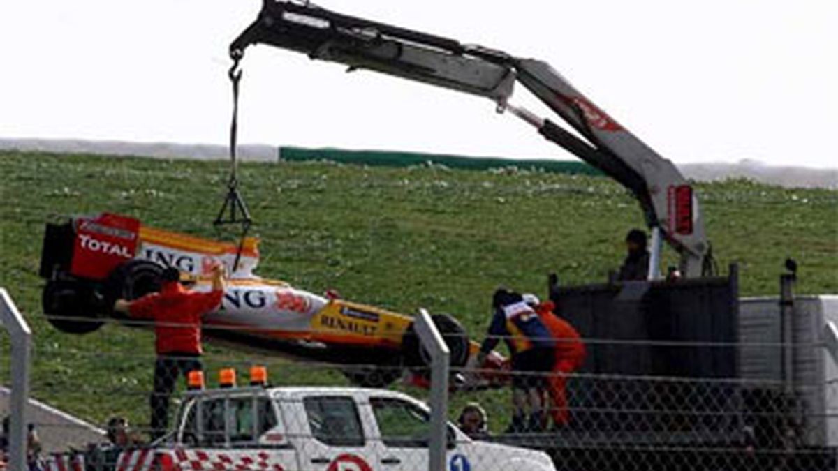 El coche de Piquet, retirado por la grúa. Foto: EFE