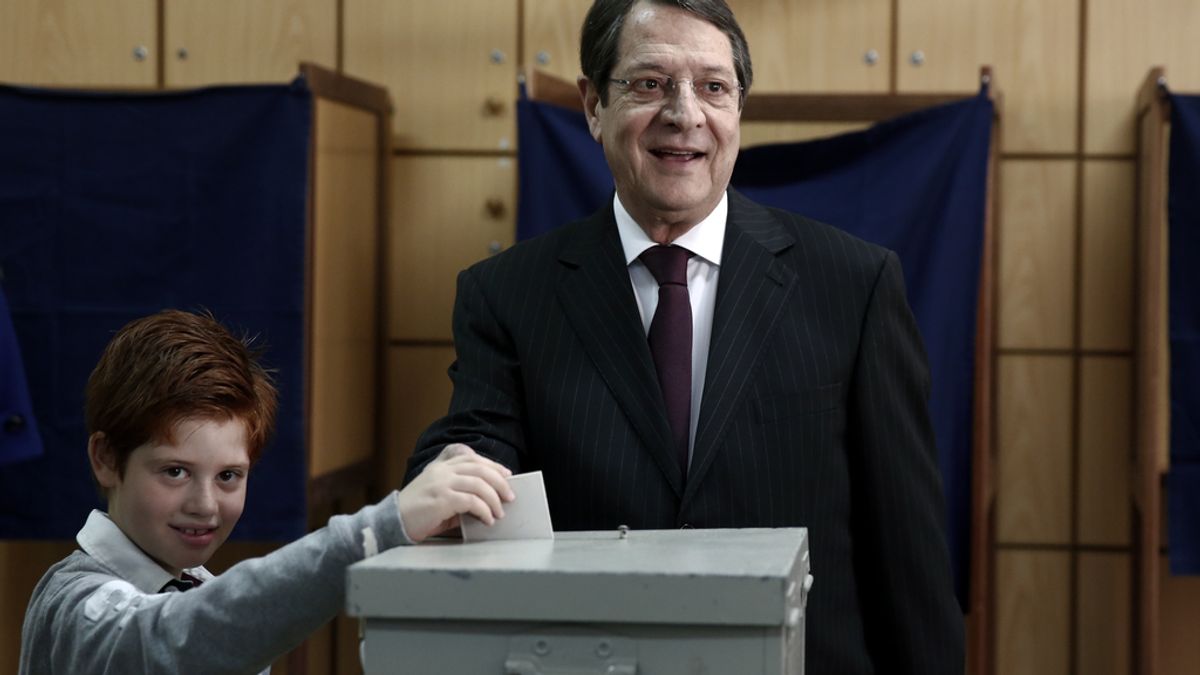 Nicos Anastasiades ejerciendo su derecho al voto