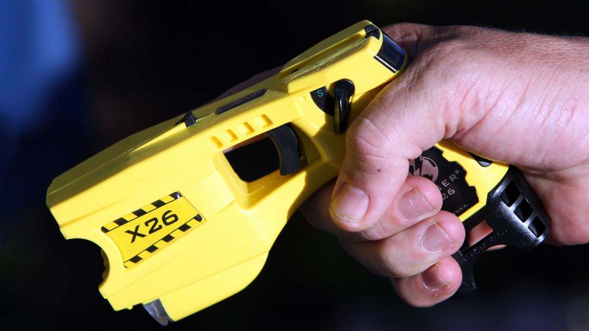 Un policía municipal francés usa una pistola taser