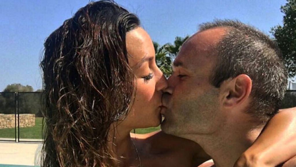 Ha habido besazo piscinero: "#Lavidaesbella, A&A", ha escrito Anna