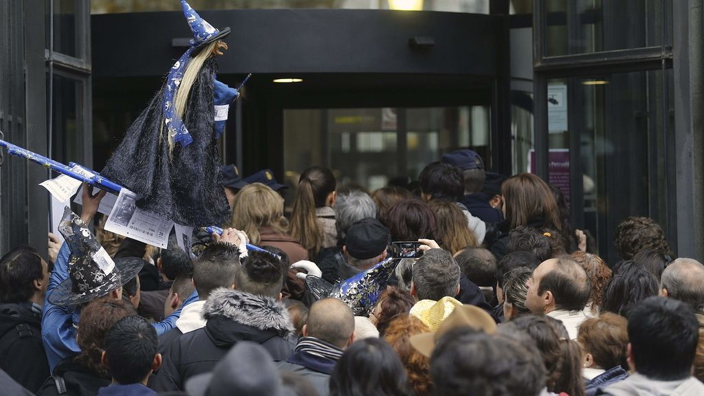 Disturbios a la entrada del Teatro Real antes del comienzo de la Lotería de Navidad