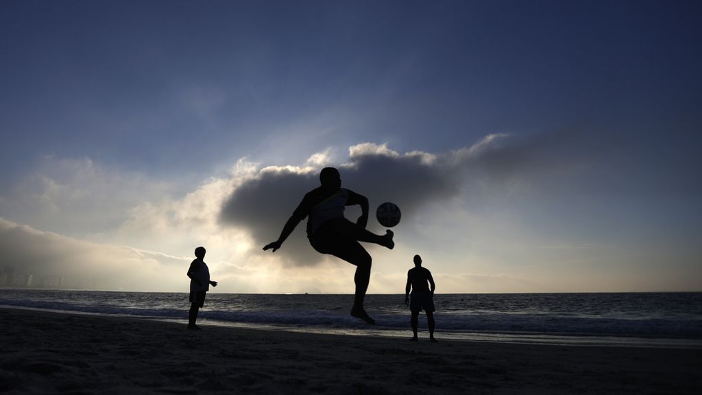Jueves 5 de junio: La pasión del fútbol se vive en la playa