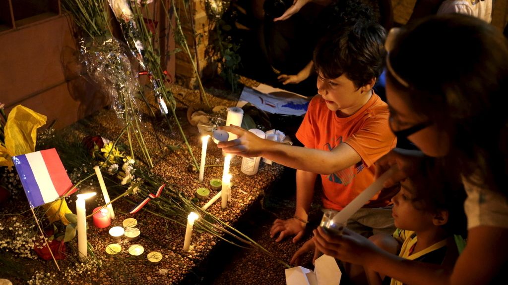 Paraguay rinde homenaje a las víctimas frente a su embajada