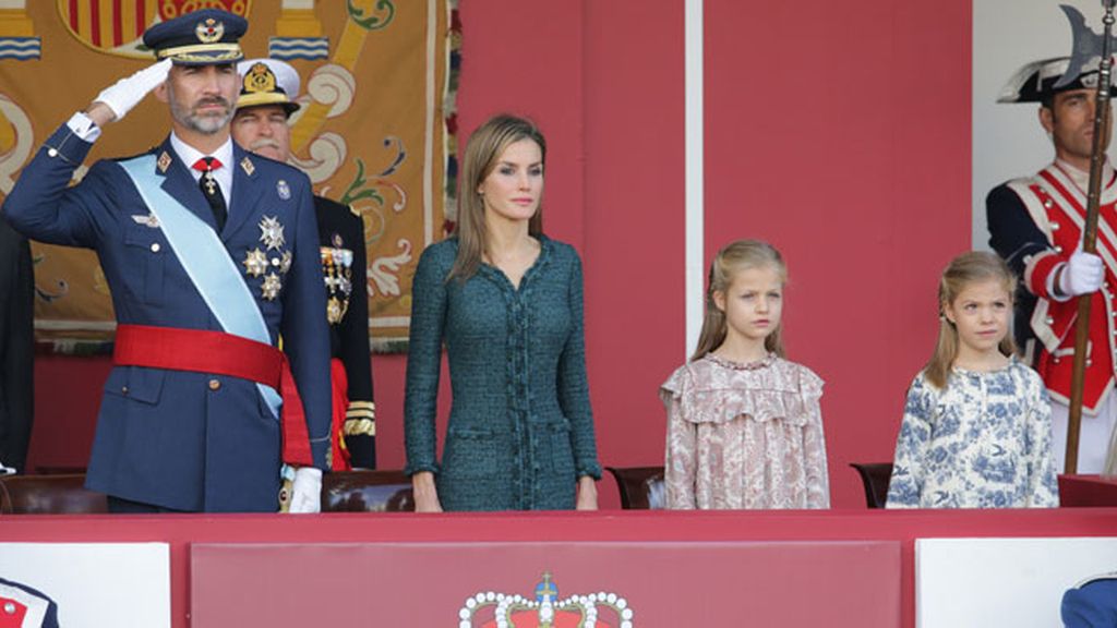 Los Reyes presiden su primer desfile del '12 de octubre' junto a sus hijas