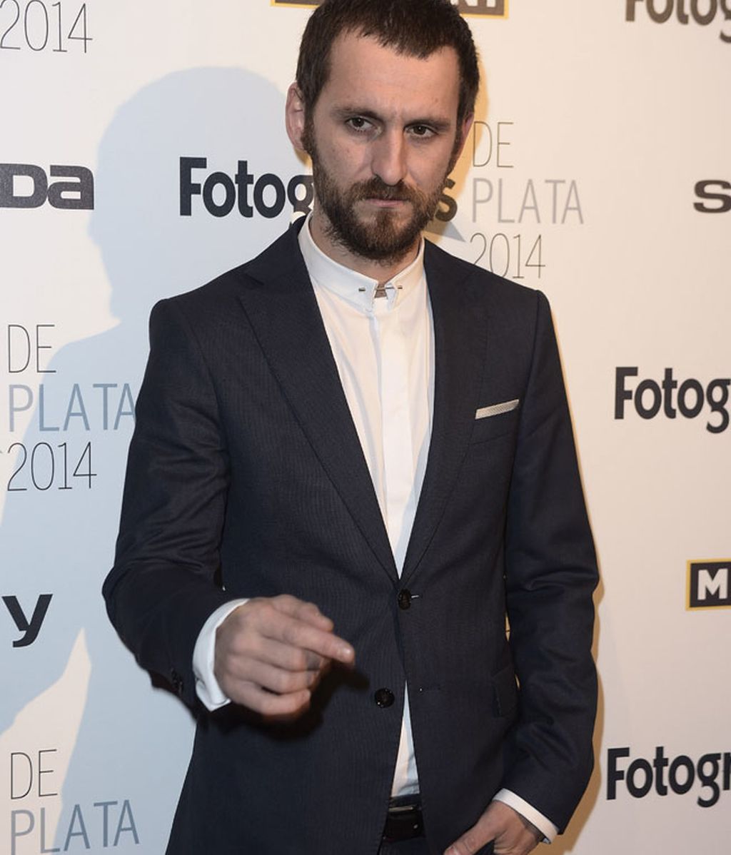 Raúl Arévalo, con traje de chaqueta y semblante serio