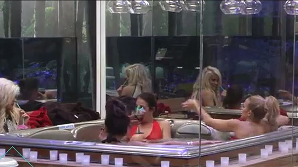 Confidencias y copas entre Ylenia, Chari, Ángela y Aguasantas