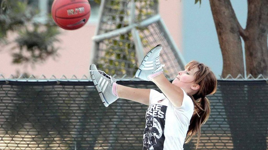 La actriz fue fotografiada mientras intentaba encestar la pelota
