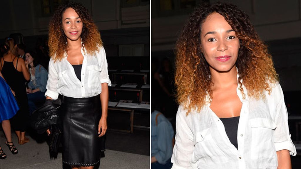 Montse Plá combinó el cuero negro con camisa informal blanca