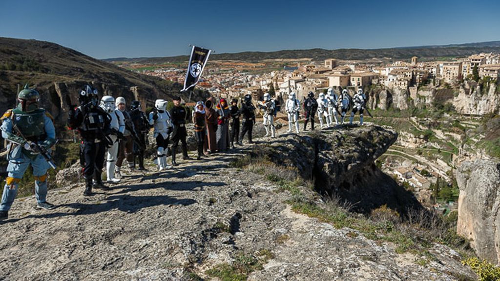 La Guardia Imperial desfila por el casco histórico de Cuenca