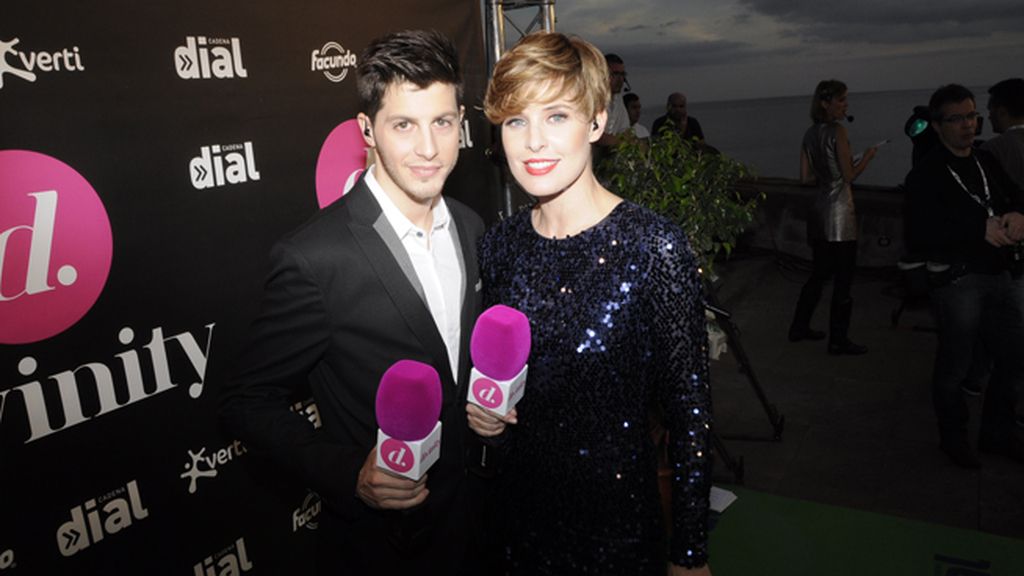 Presentadores de lujo: Nando Escribano y Tania Llasera, vestida de Adolfo Domínguez