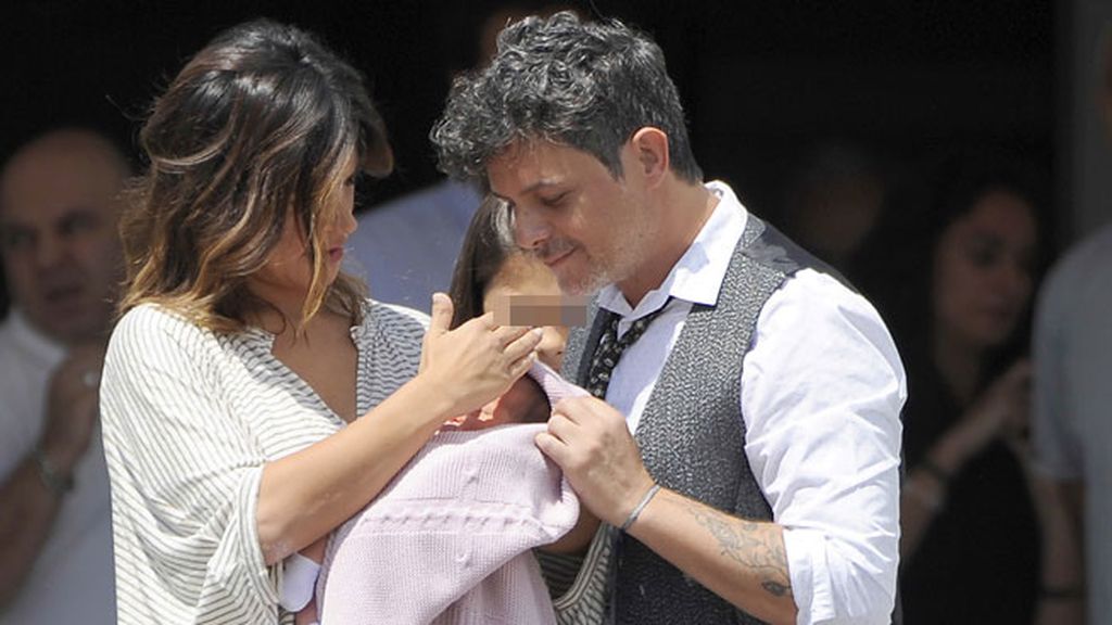 Raquel Perera y Alejandro Sanz presentan a Alma a la salida de la clínica