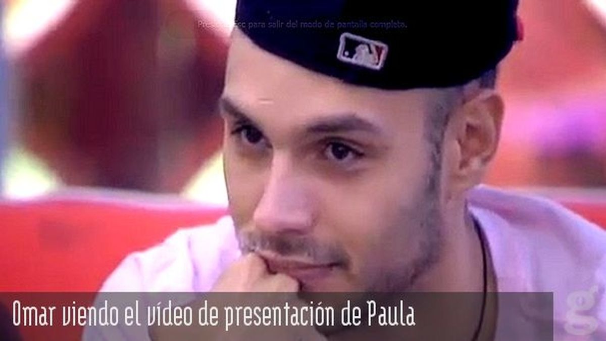 Omar viendo el vídeo de presentación de Paula